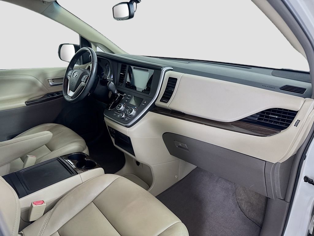 Used 2016 Toyota Sienna XLE image 26