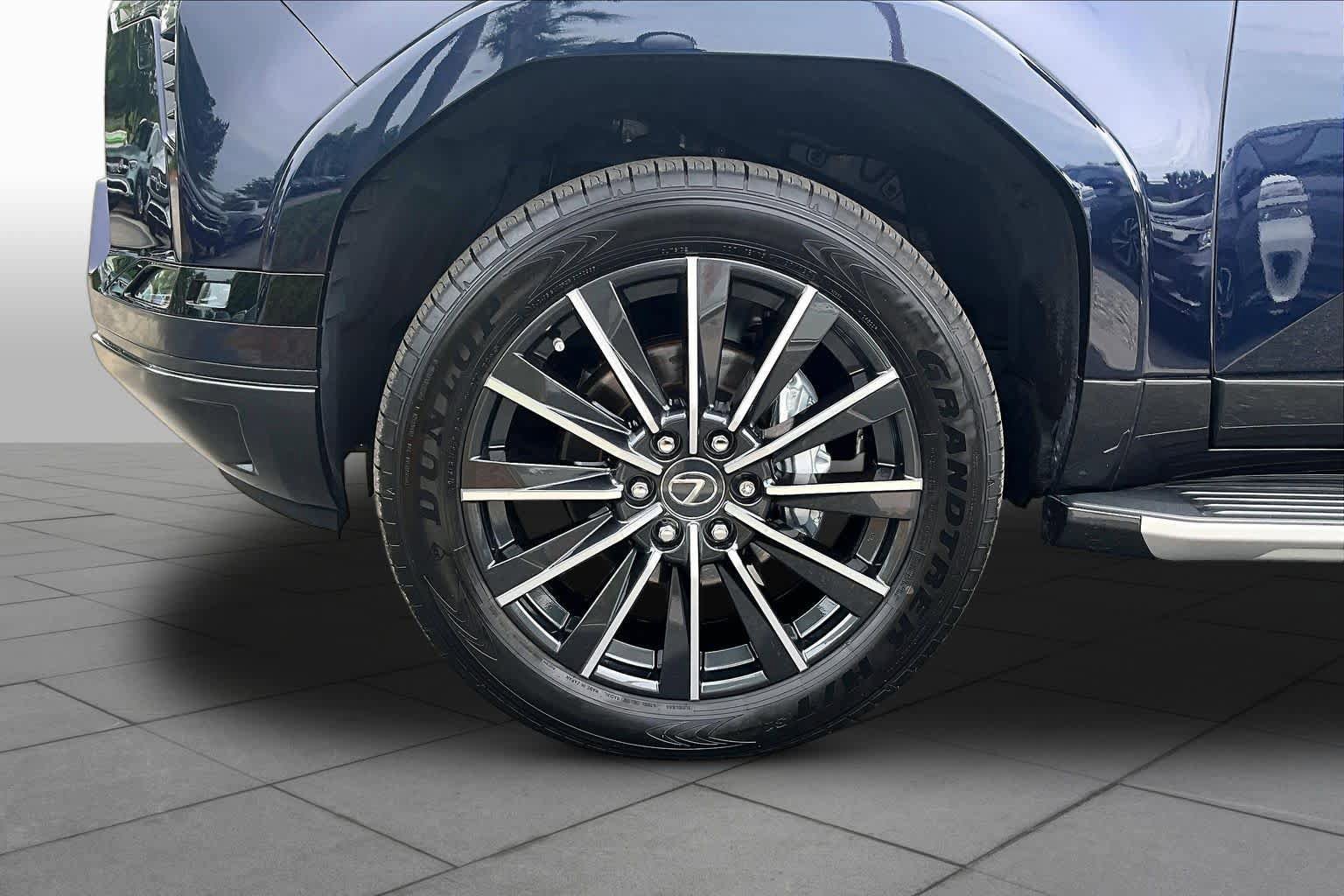 Used 2025 Lexus GX 550 w/ Accessory Package (2T) AWD/4WD image 11