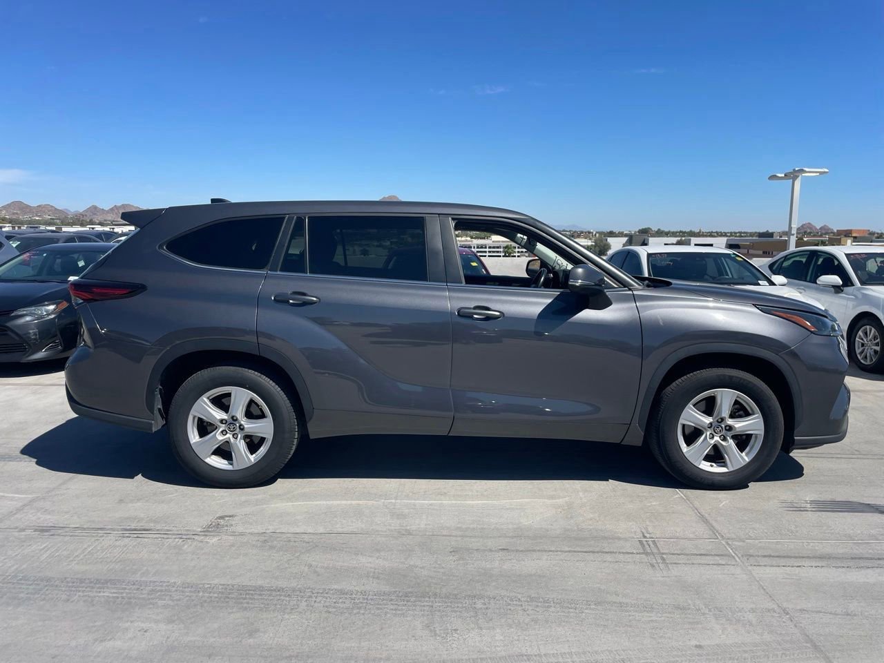 Used 2024 Toyota Highlander LE image 3