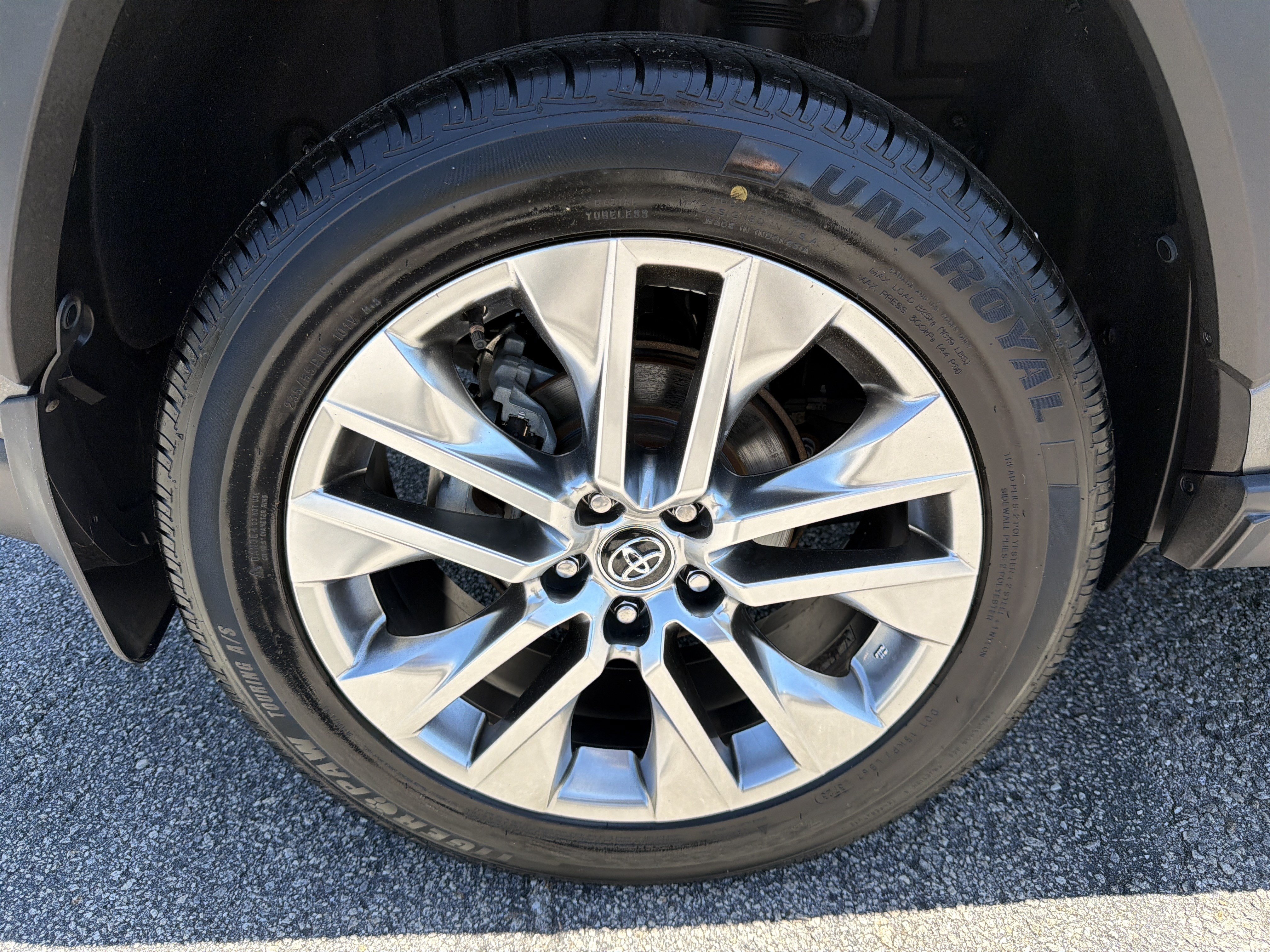 Used 2020 Toyota RAV4 XLE Premium FWD image 27