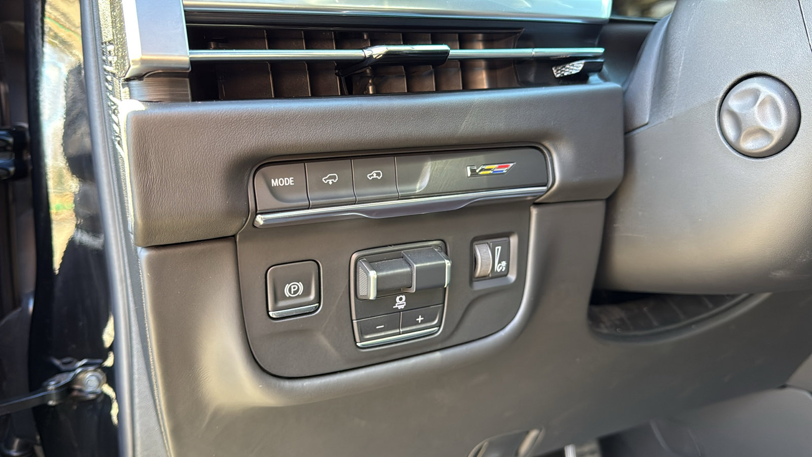 Certified 2025 Cadillac Escalade ESV V image 13