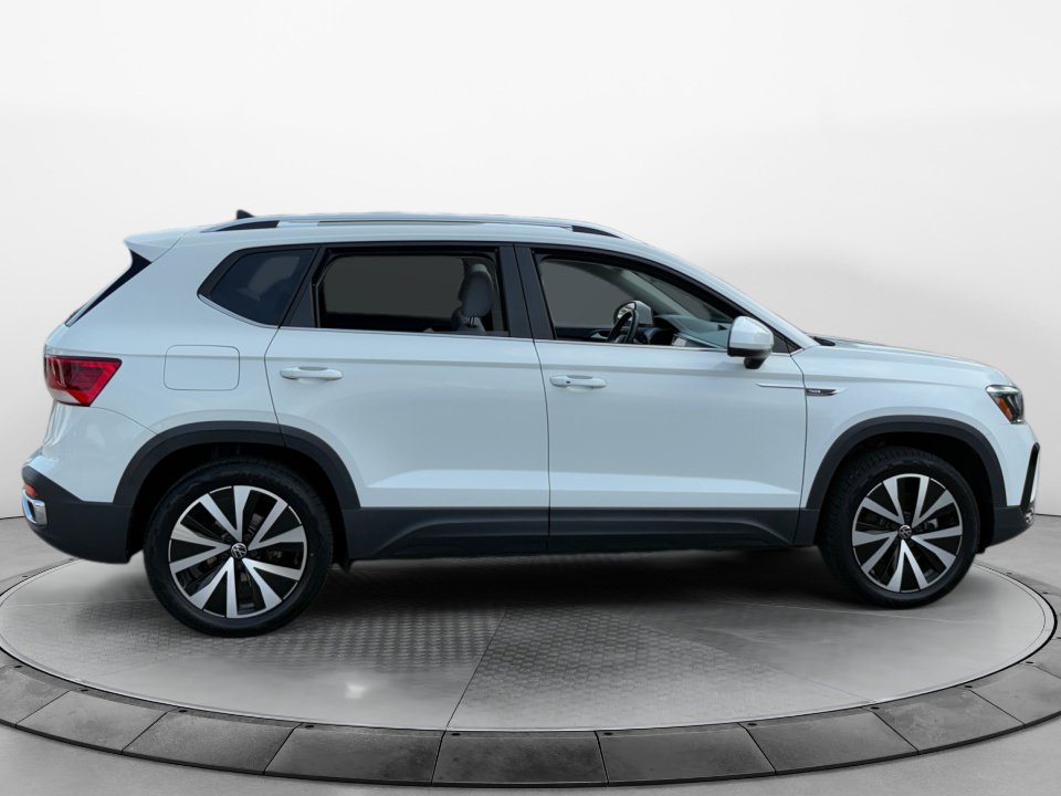 Used 2023 Volkswagen Taos SE w/ Panoramic Sunroof Package AWD/4WD image 8