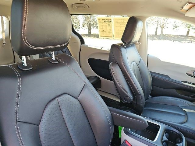 Used 2024 Chrysler Pacifica Touring-L image 11