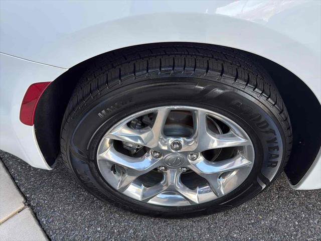 Used 2018 Chrysler Pacifica Limited image 13