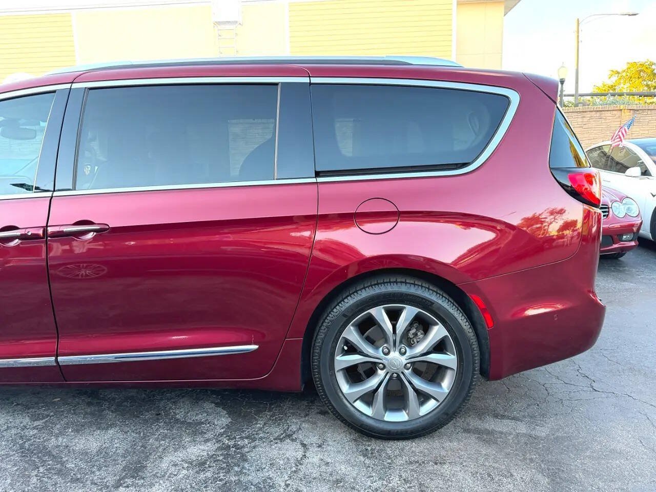 Used 2020 Chrysler Pacifica Limited w/ Tire & Wheel Group FWD image 15
