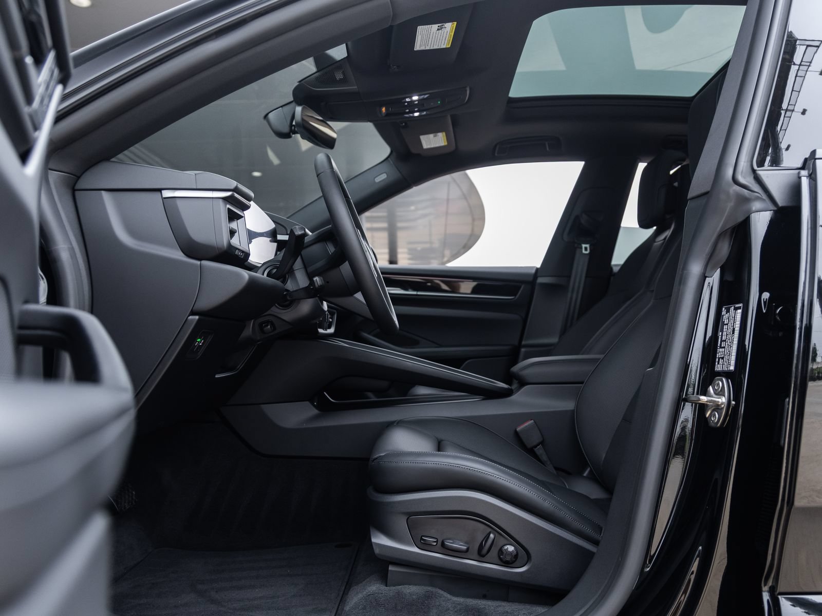 Certified 2025 Porsche Macan Electric RWD image 25