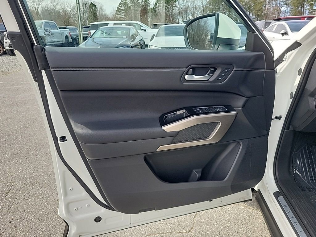 Used 2024 Nissan Pathfinder Platinum image 28