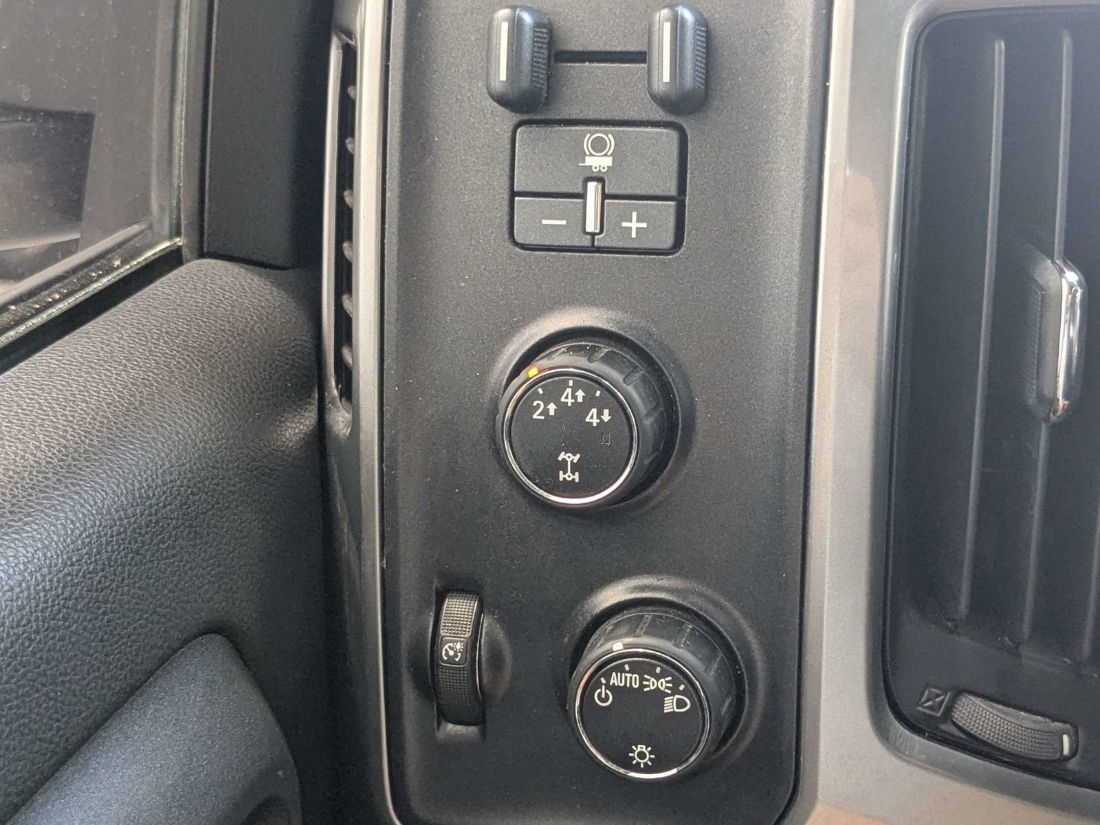 Used 2015 Chevrolet Silverado 2500 LT AWD/4WD image 25