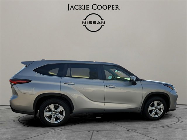 Used 2024 Toyota Highlander LE image 4