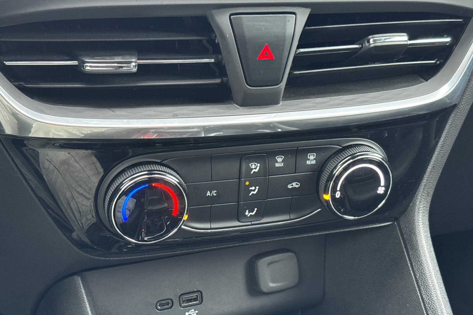 Used 2024 Buick Encore GX Sport Touring image 25