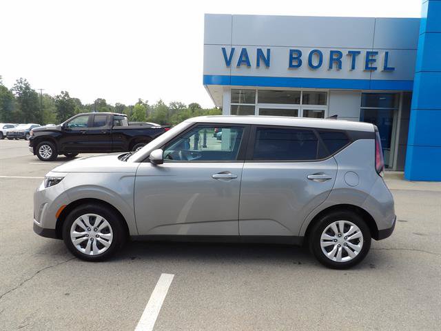 Used 2023 Kia Soul LX FWD image 2