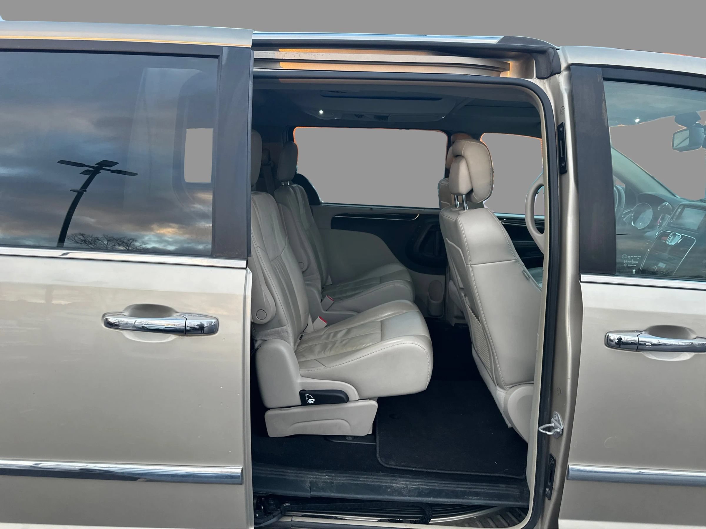 Used 2015 Chrysler Town & Country Limited Platinum FWD image 25