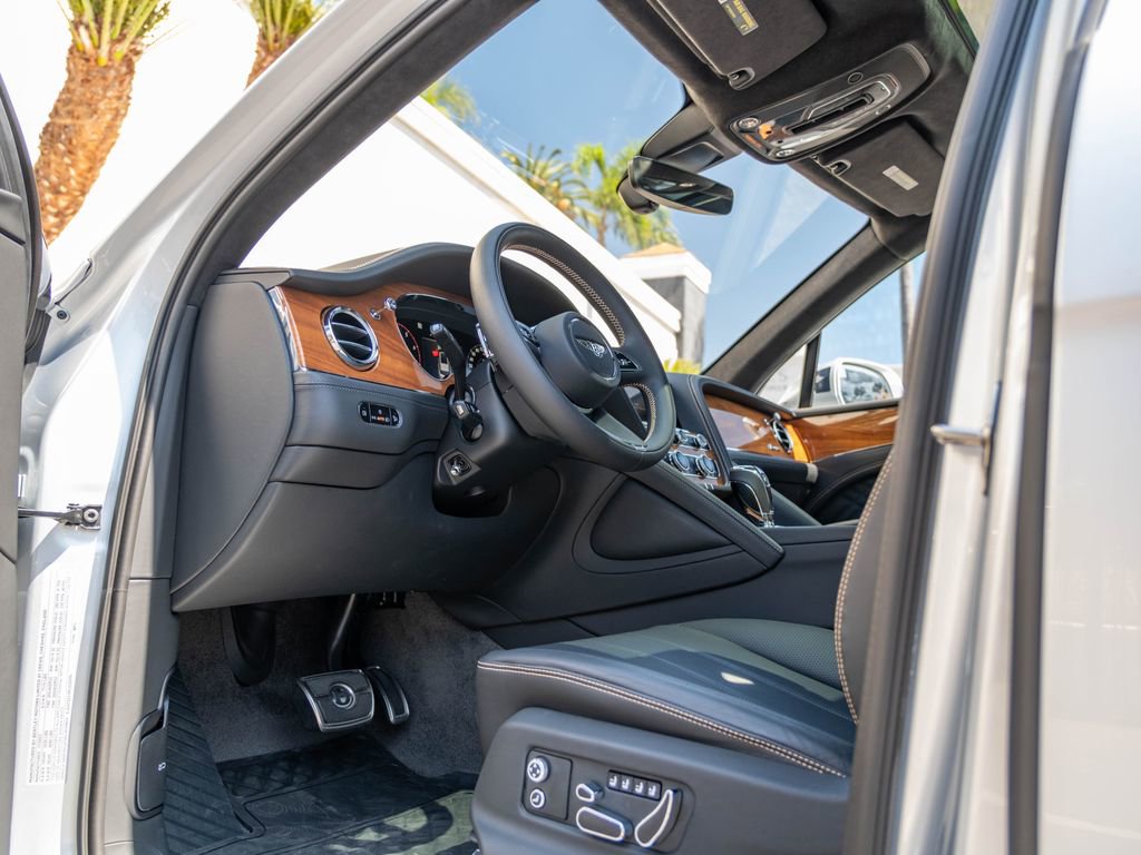 Used 2024 Bentley Bentayga image 3
