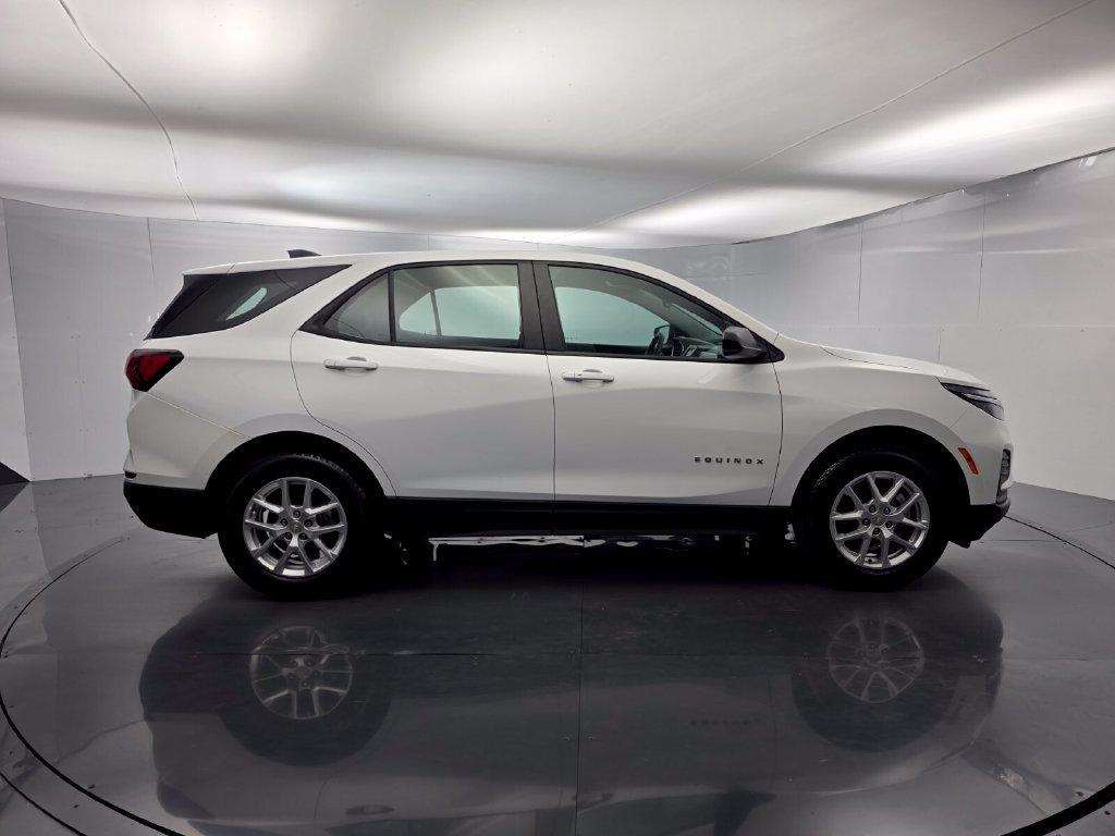 Used 2023 Chevrolet Equinox LS w/ Driver Confidence II Package FWD image 3