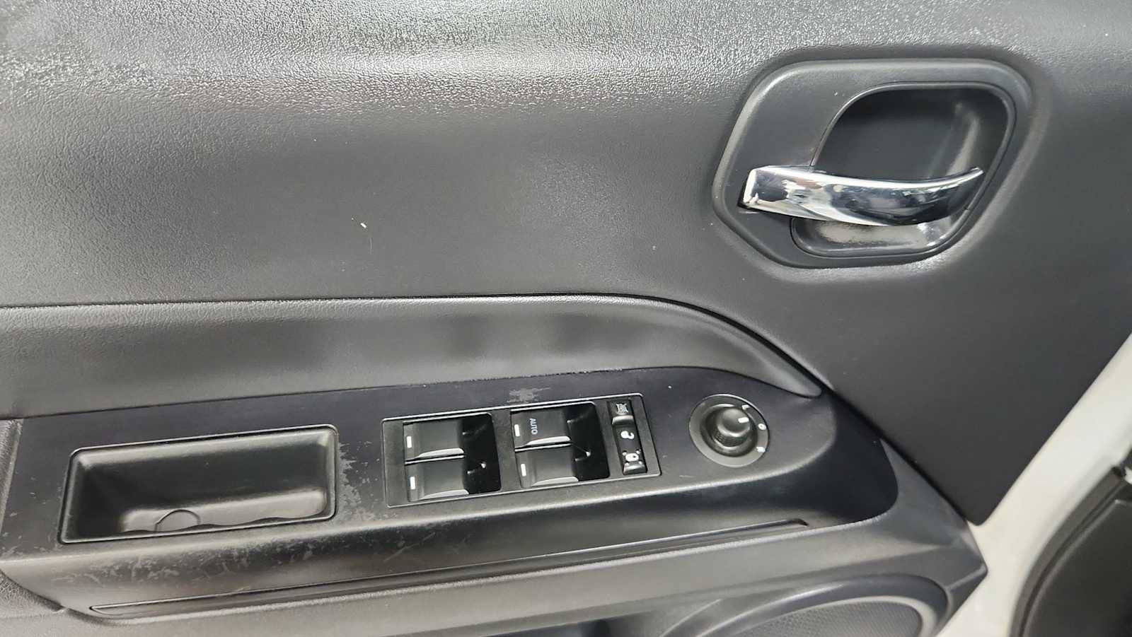 Used 2014 Jeep Patriot Latitude AWD/4WD image 15