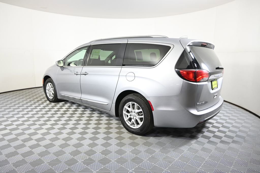 Used 2020 Chrysler Pacifica Touring-L image 4