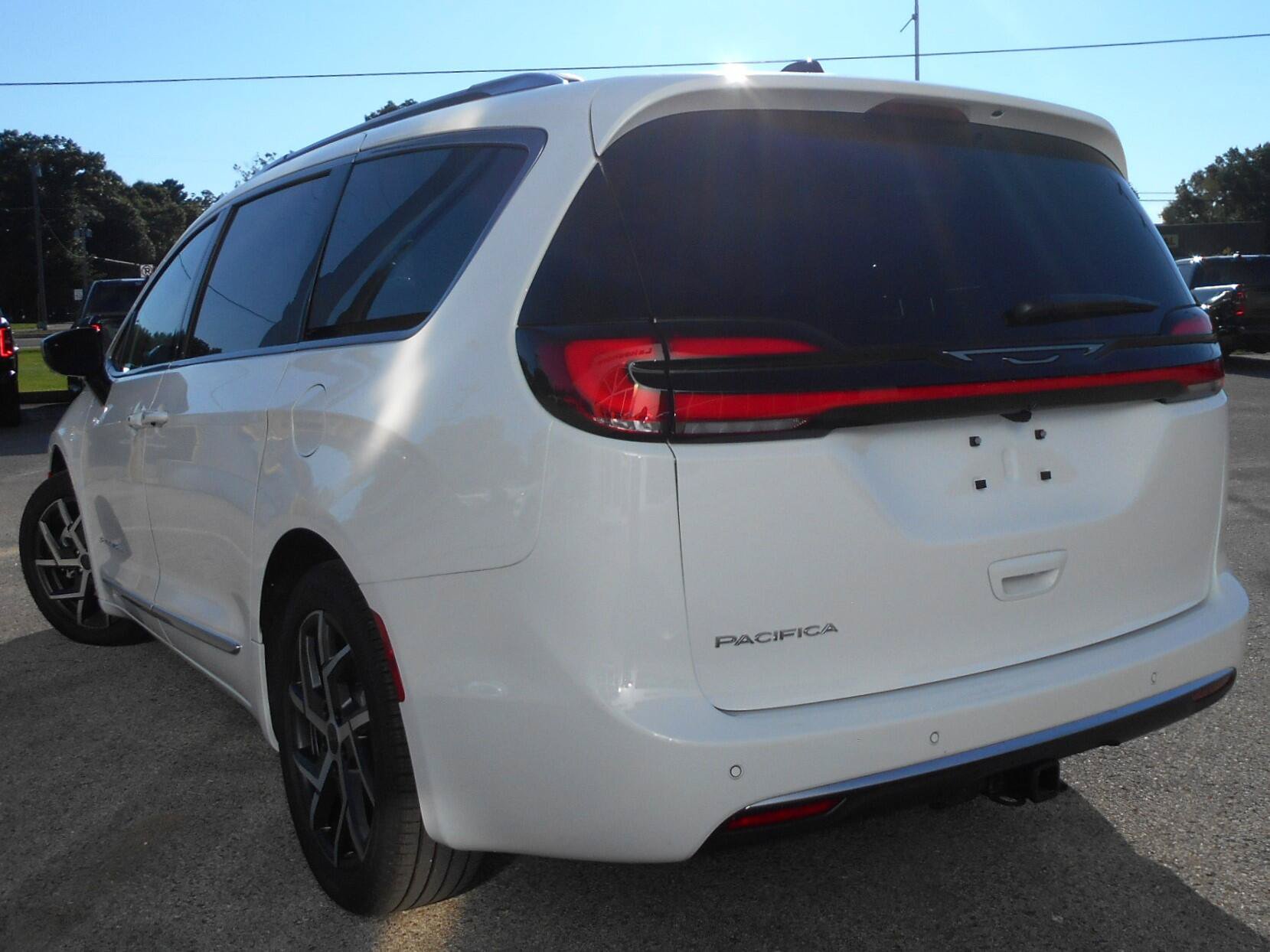 New 2027 Chrysler Pacifica Pinnacle w/ Theater Group FWD image 3