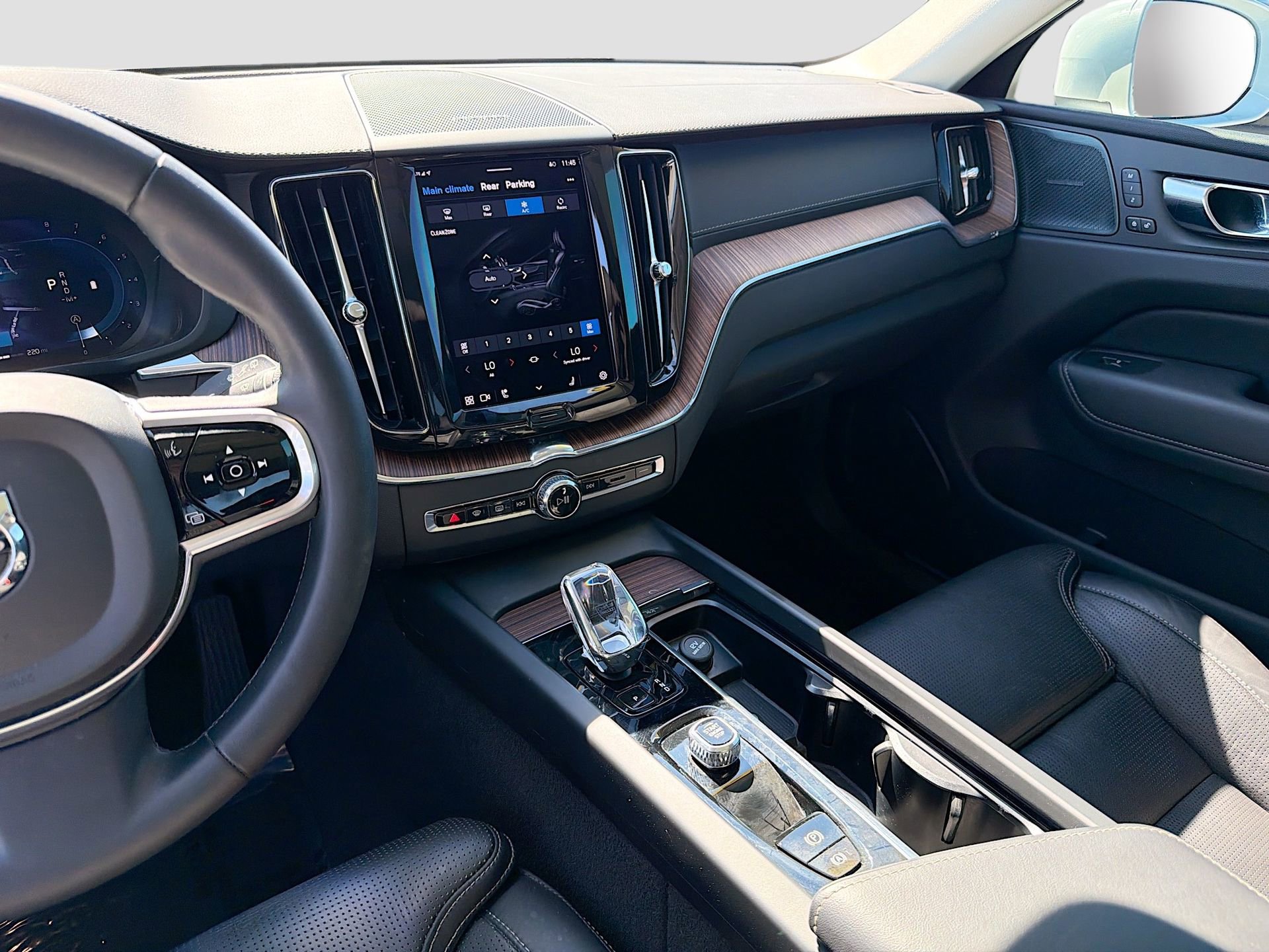 Used 2023 Volvo XC60 B5 Ultimate w/ Climate Package image 29