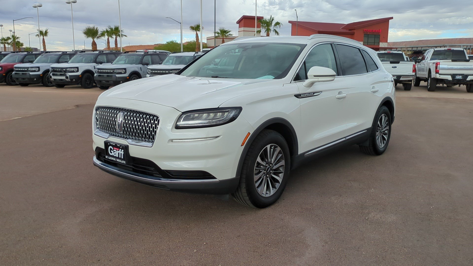 Used 2023 Lincoln Nautilus FWD w/ Premium Package image 7
