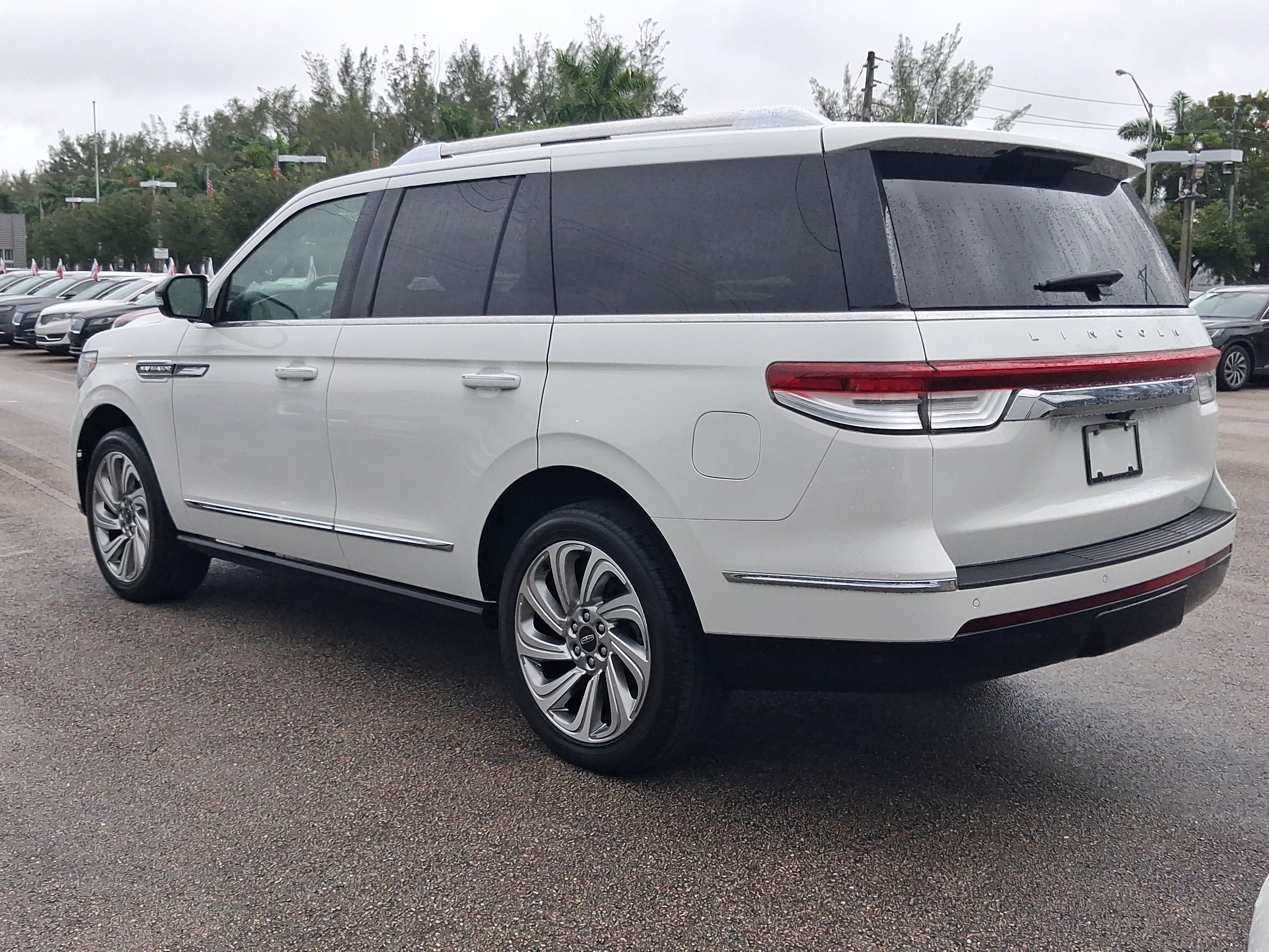 Used 2024 Lincoln Navigator Premiere AWD/4WD image 3