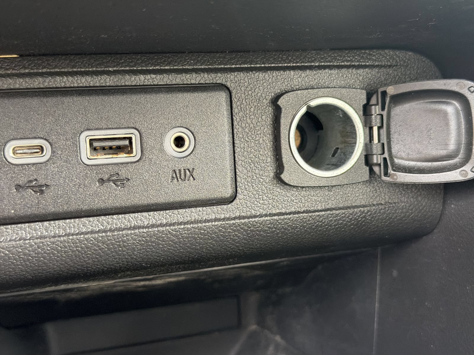 Used 2020 Buick Encore GX Preferred w/ Cold Weather Comfort Package FWD image 32