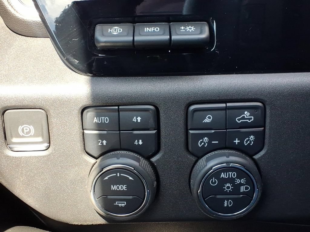 Used 2024 Chevrolet Silverado 1500 High Country w/ Technology Package AWD/4WD image 35