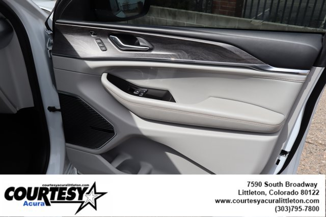 Used 2022 Jeep Grand Cherokee L Overland w/ Luxury Tech Group IV AWD/4WD image 37