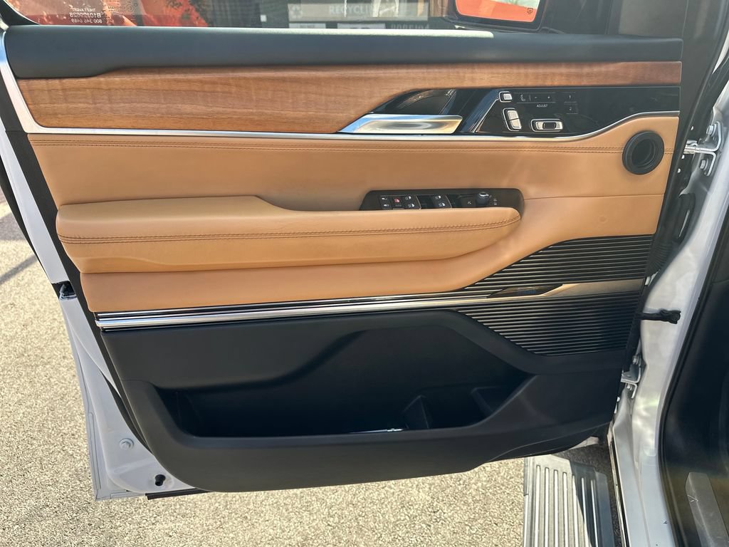 Used 2022 Jeep Grand Wagoneer Series III w/ Rear Seat Video Group 1 AWD/4WD image 17
