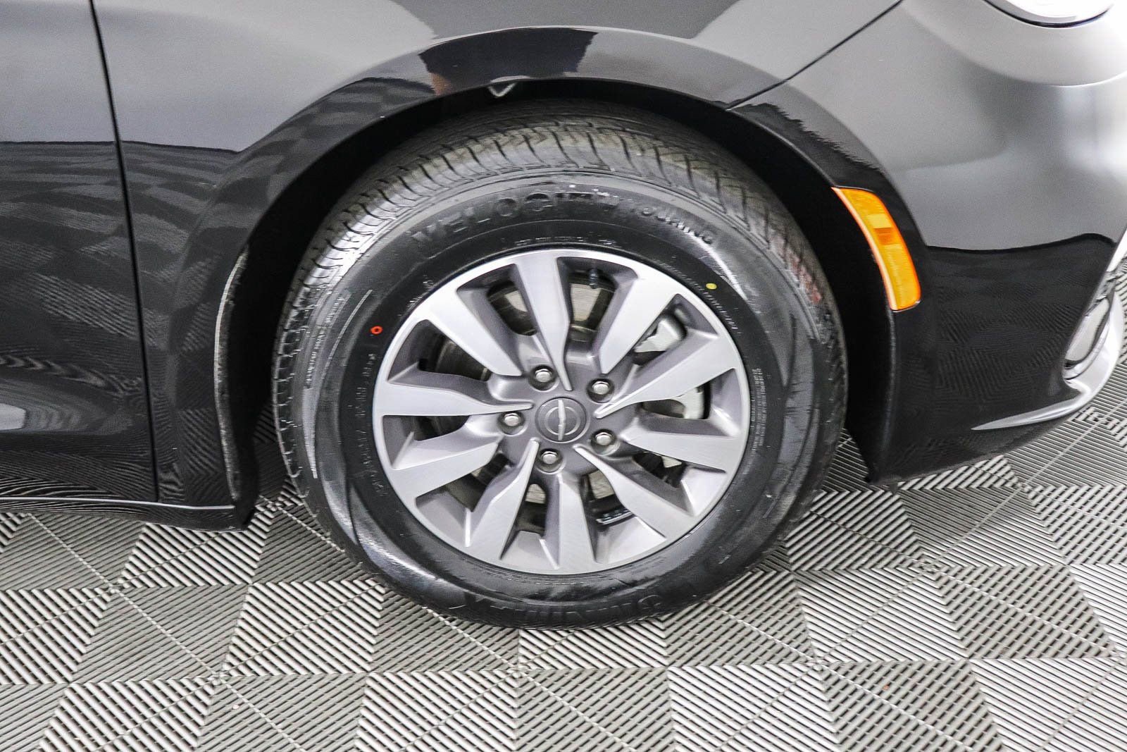 Used 2024 Chrysler Pacifica Select image 11