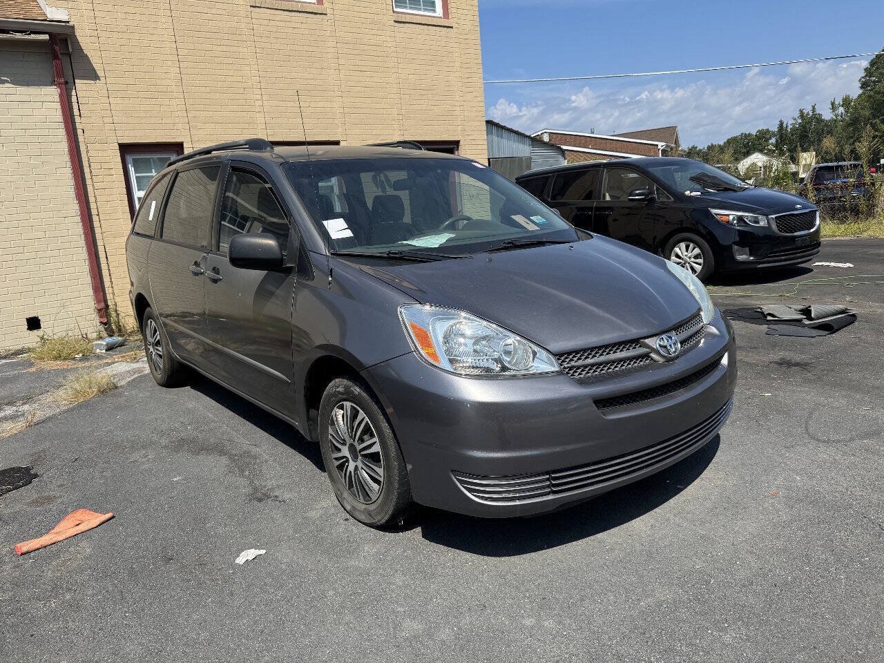 Used 2005 Toyota Sienna CE w/ CE Pkg 1 FWD image 1