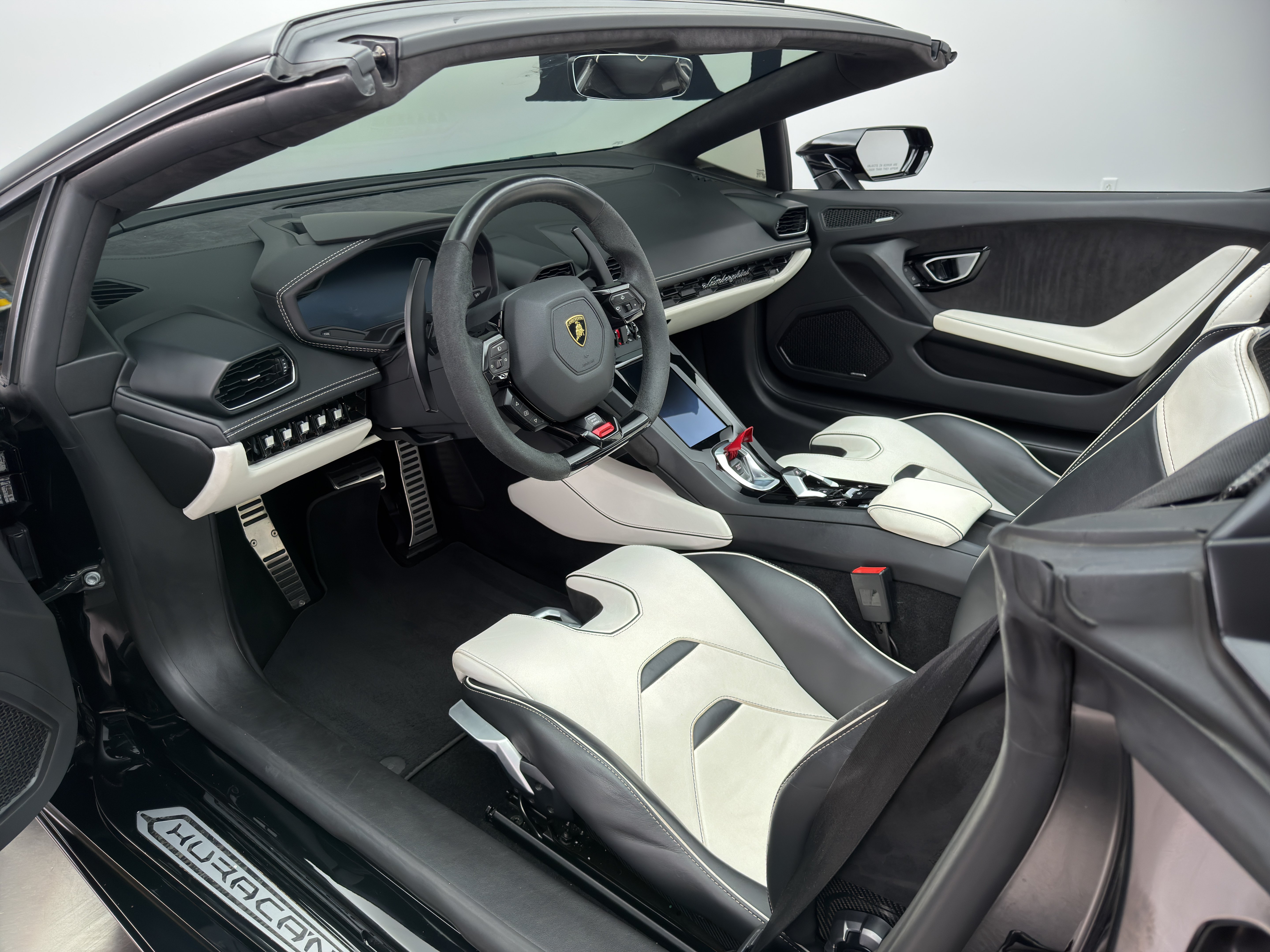 Used 2021 Lamborghini Huracan EVO RWD image 29