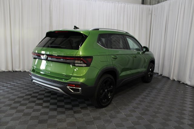 New 2025 Volkswagen Taos SEL image 30