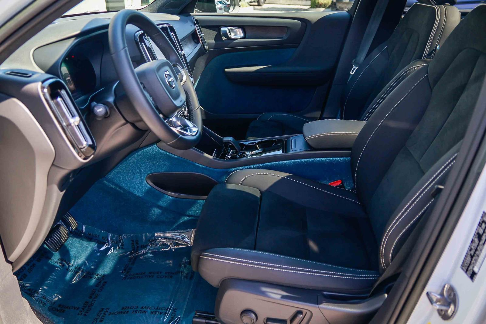 Used 2023 Volvo XC40 Recharge Plus image 21