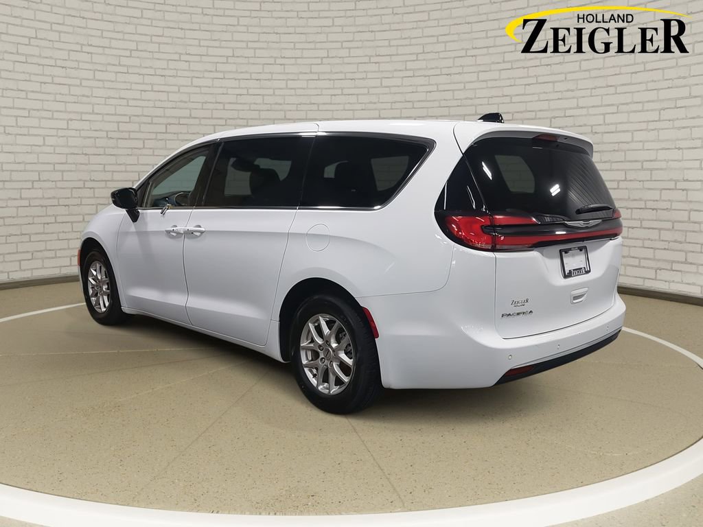 Used 2024 Chrysler Pacifica Touring-L image 7