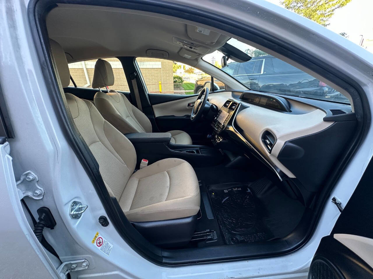 Used 2021 Toyota Prius LE image 27