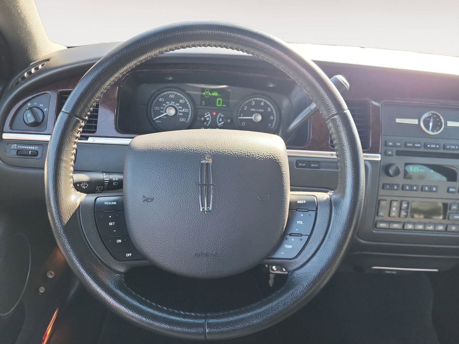 Used 2006 Lincoln Town Car Executive image 16