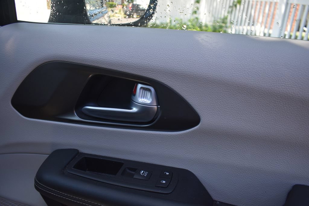 Used 2024 Chrysler Pacifica Touring-L FWD image 19