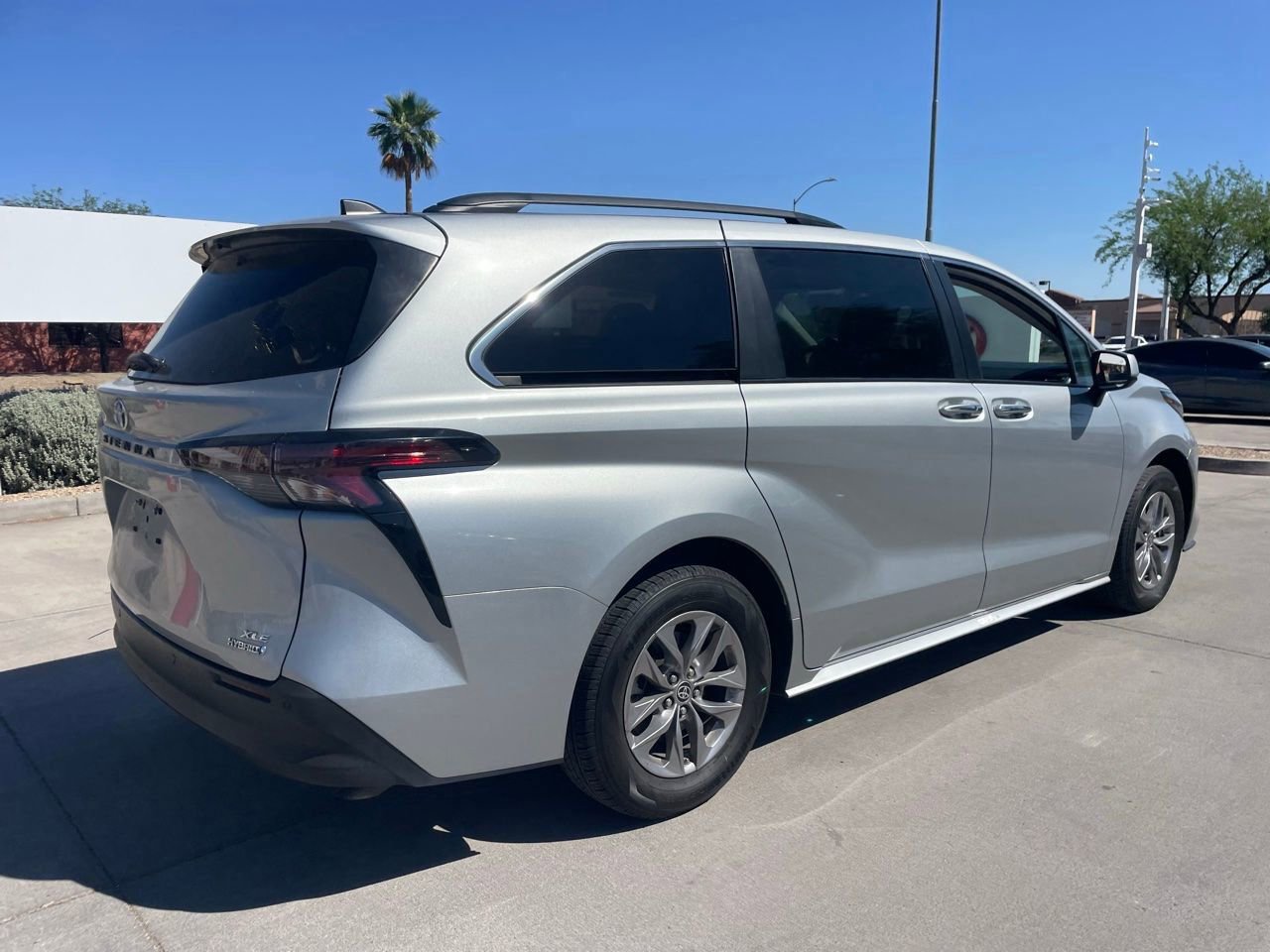 Used 2024 Toyota Sienna XLE image 2