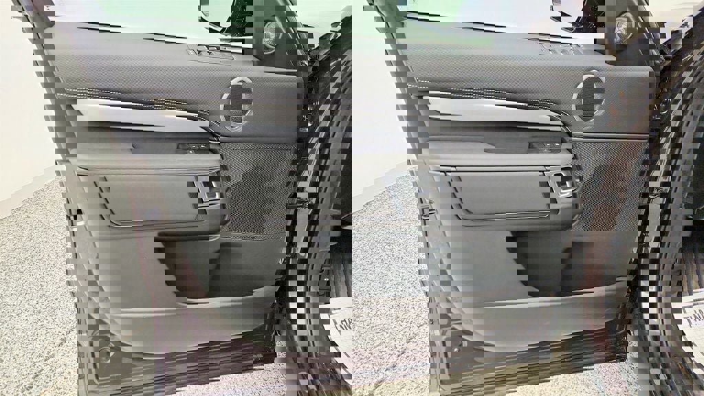 Used 2024 Land Rover Discovery Dynamic SE image 11