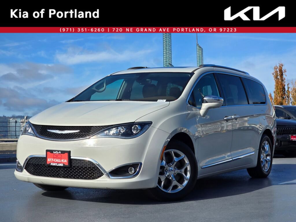 Used 2017 Chrysler Pacifica Limited image 1