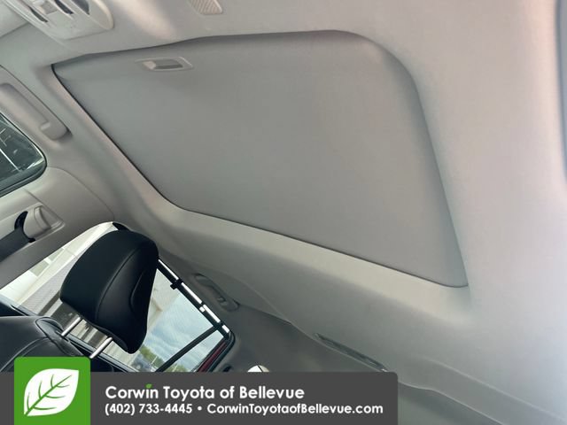 Used 2022 Toyota Highlander XLE AWD/4WD image 35