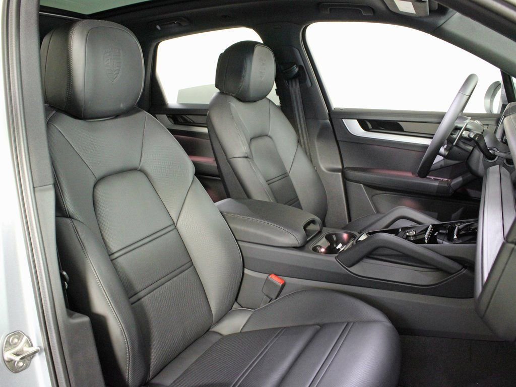 Certified 2025 Porsche Cayenne image 38