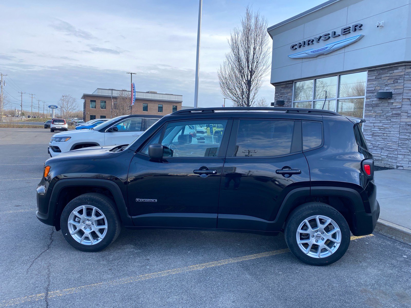 Used 2022 Jeep Renegade Latitude w/ Sun/Sound Group image 4