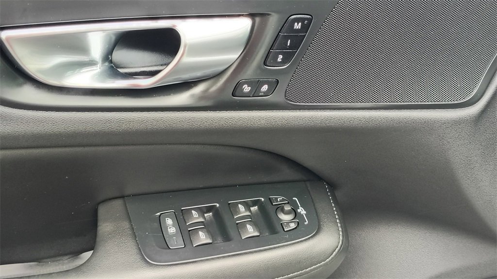 Certified 2025 Volvo V60 B5 Cross Country Plus image 9