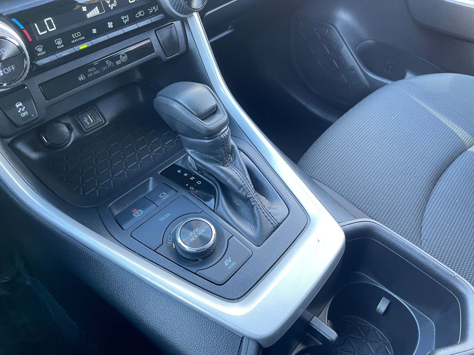 Used 2025 Toyota RAV4 LE image 40