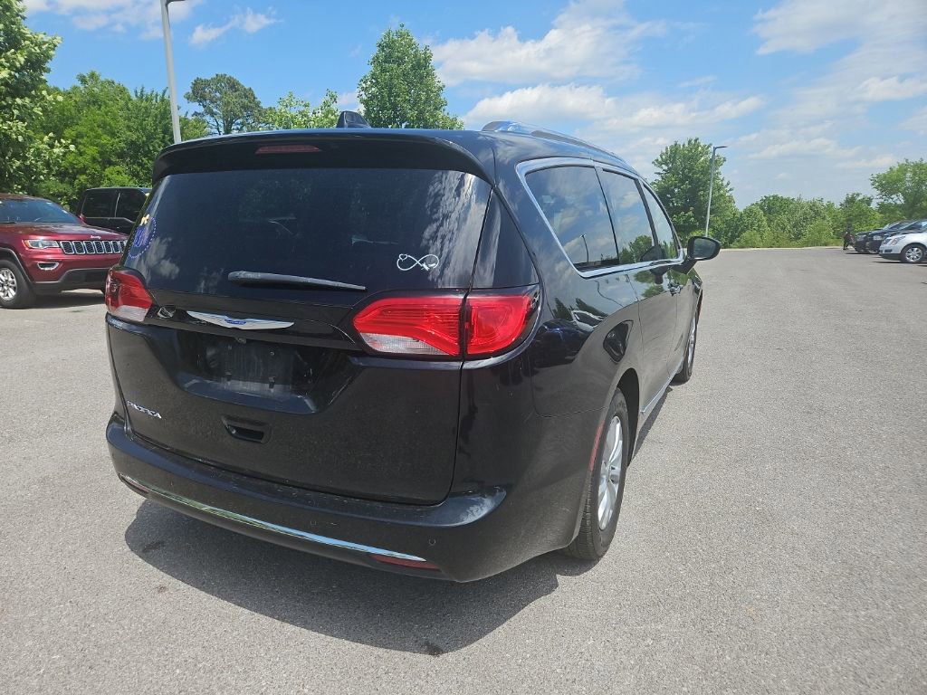 Used 2018 Chrysler Pacifica Touring-L Plus FWD image 7
