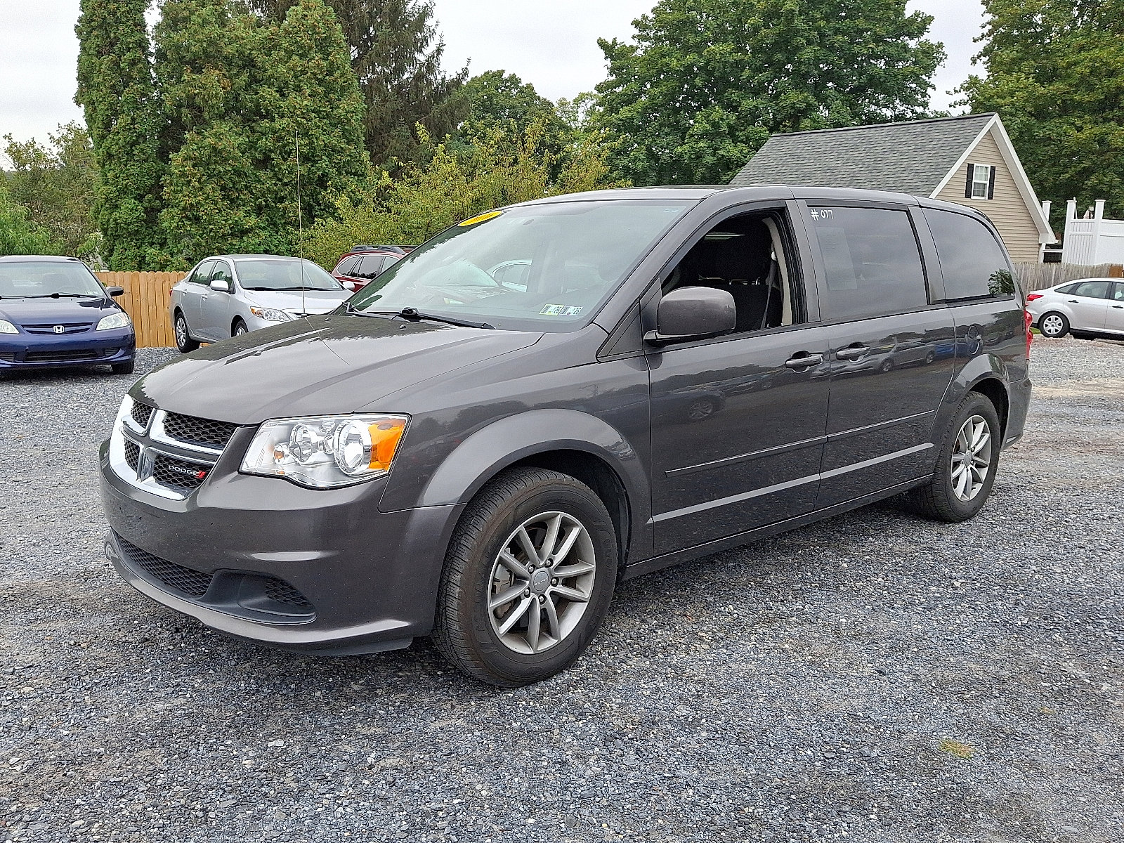 Used 2016 Dodge Grand Caravan SE image 3