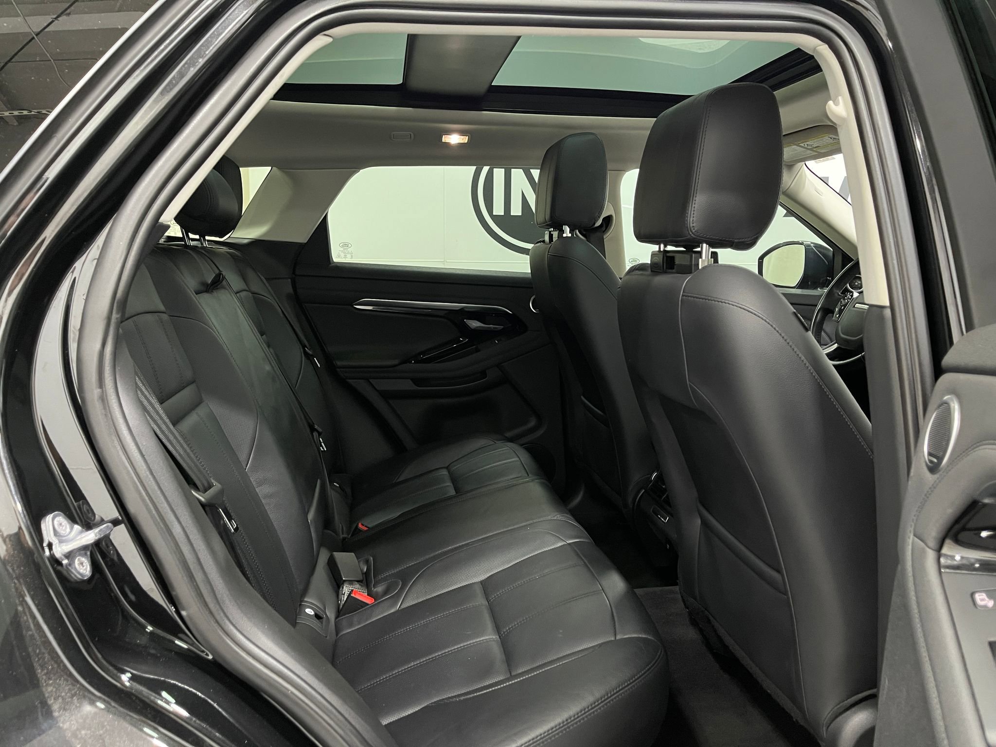 Used 2020 Land Rover Range Rover Evoque SE image 32