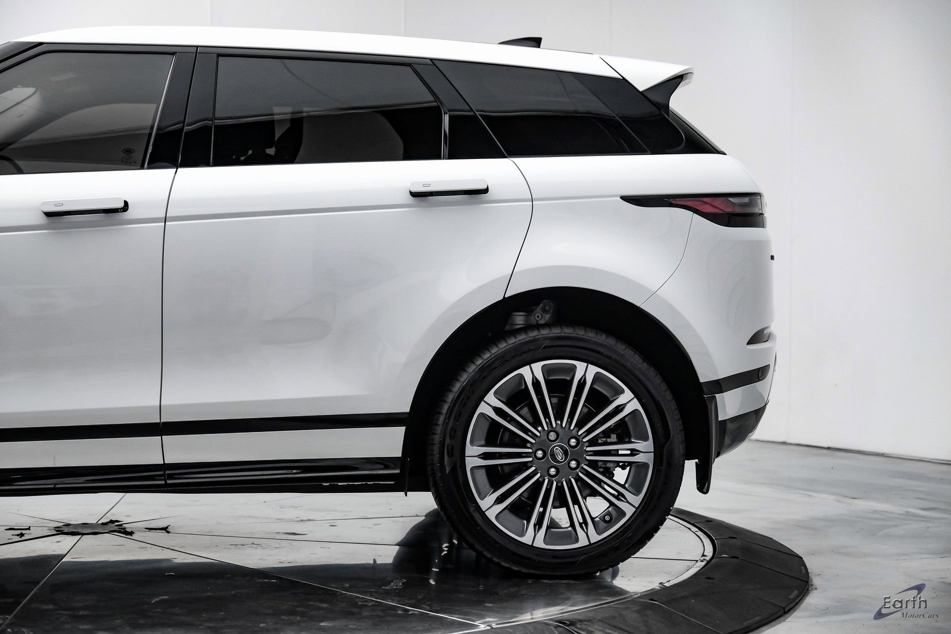 Used 2024 Land Rover Range Rover Evoque Dynamic SE image 9