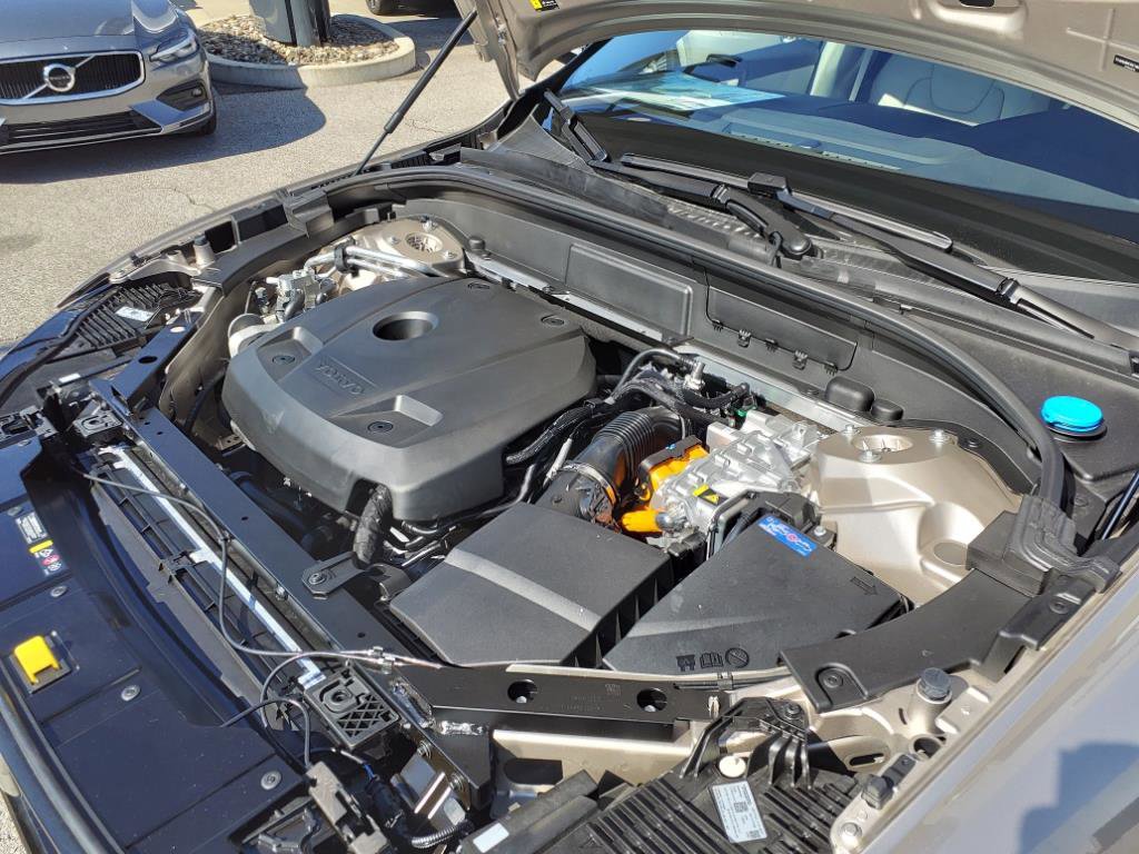 Certified 2025 Volvo XC60 T8 Plus w/ Climate Package image 9